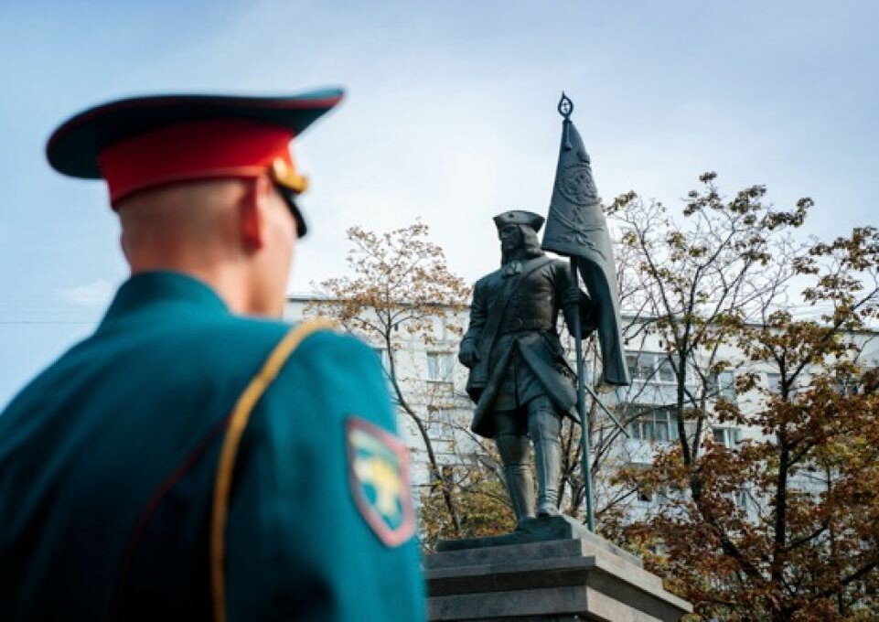    День российской гвардии. У памятника первому солдату лейб-гвардии Преображенского полка. Источник: Минобороны РФ