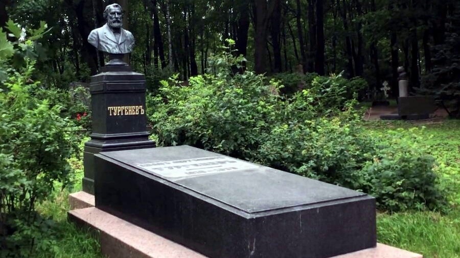 Могила И.С. Тургенева на Литераторских мостках Волковского кладбища в Санкт-Петербурге