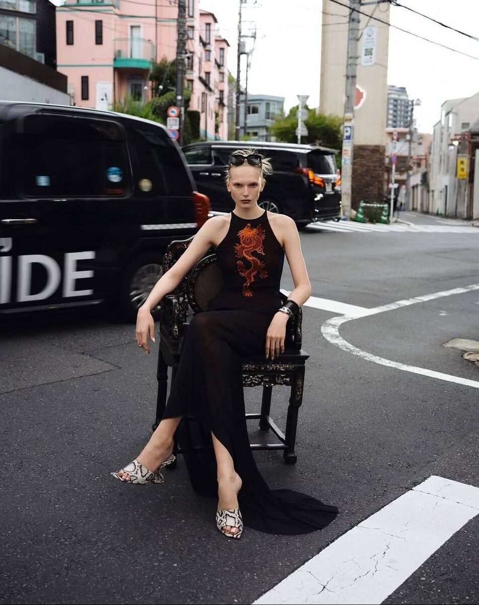 На фотографии Алекс Консани для Vogue China