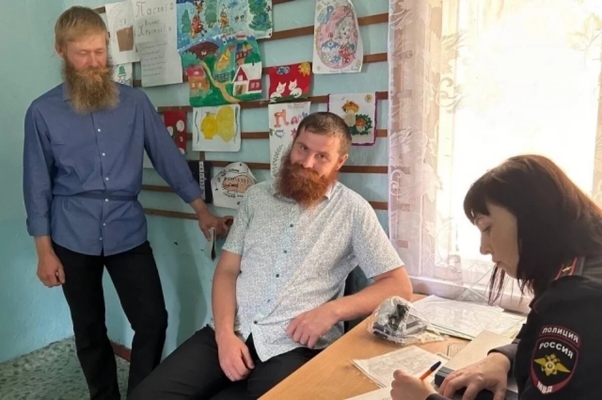    Полицейские летали в глухой поселок Красноярского края по вопросам миграции