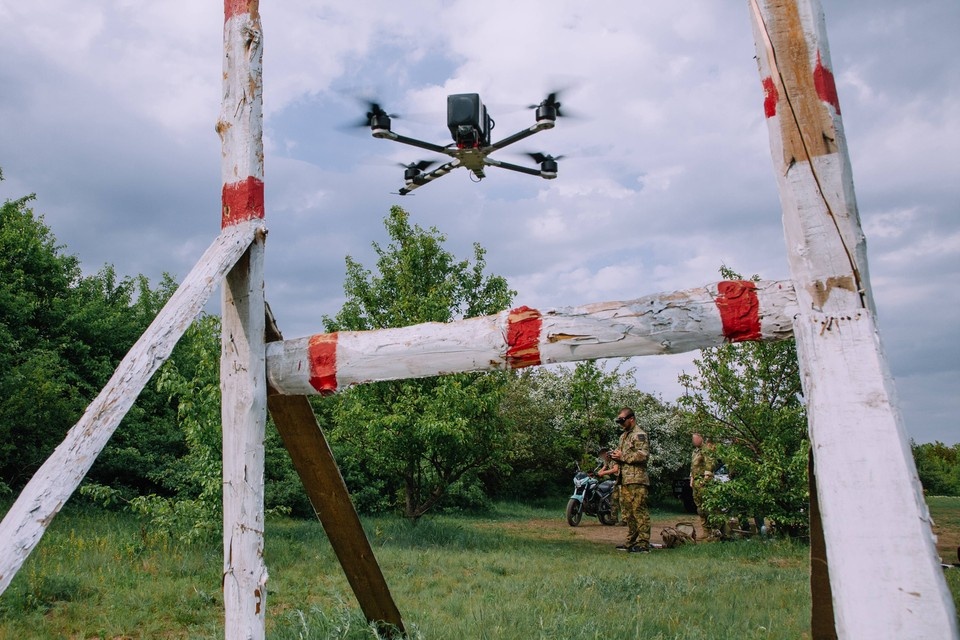    Оператор FPV-дрона группировки Север повторил трюк Скайуокера в Сумской области Григорий КУБАТЬЯН
