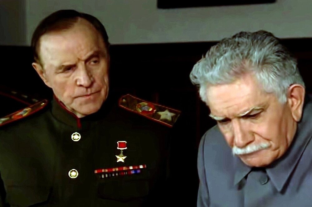    Михаил Ульянов и Армен Джигарханян. Кадр из сериала «Звезда эпохи» (2005)
