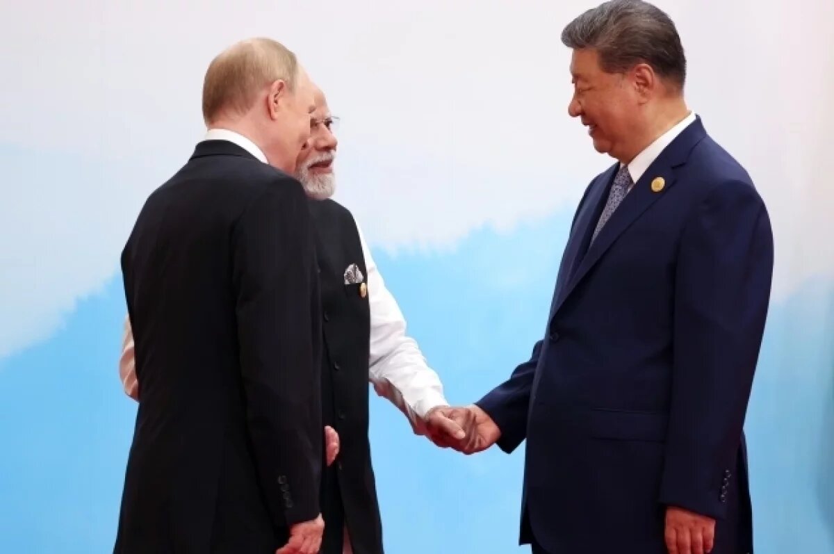    День Х: эксперты раскрыли тайные знаки в общении Путина, Си и Моди в КНР