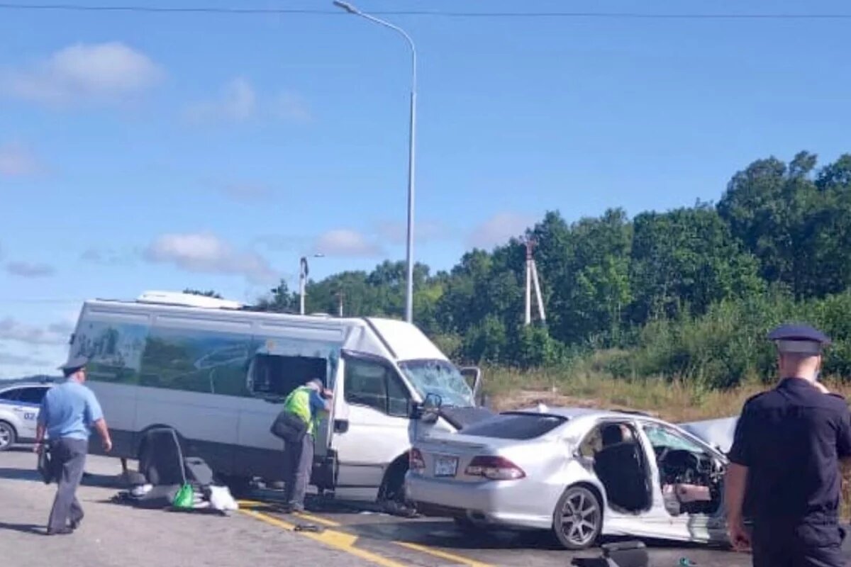    Рейсовый автобус врезался в легковушку в Приамурье, пострадали 19 человек