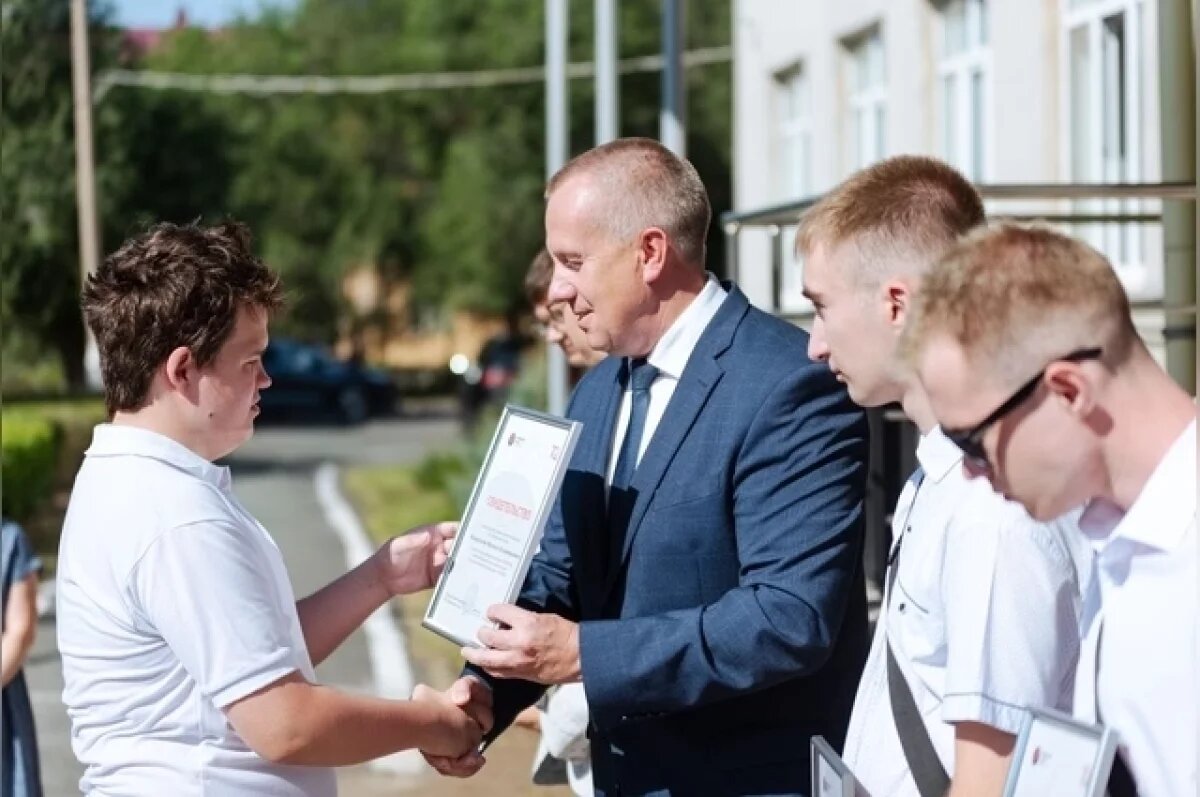    Металлурги в Новотроицке поздравили своих подшефных с Днем знаний