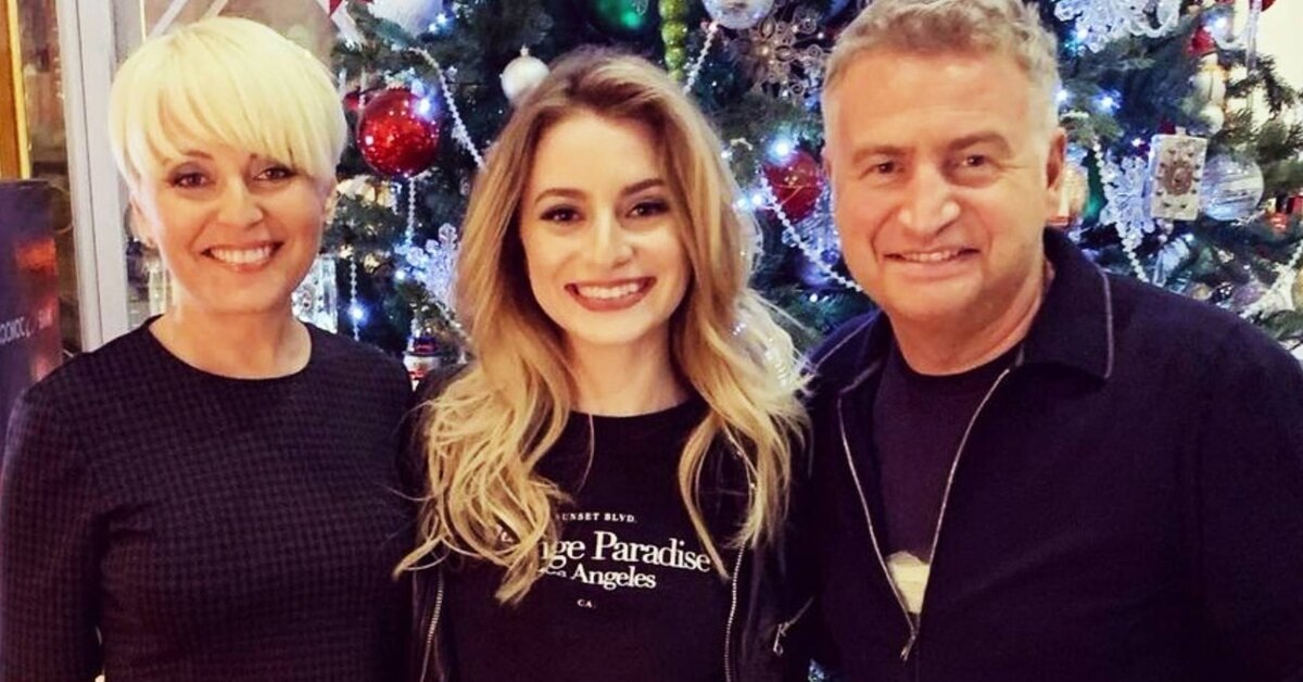 Родители часто посещают свою дочь, она живет в Америке и, как родители, занимается музыкой