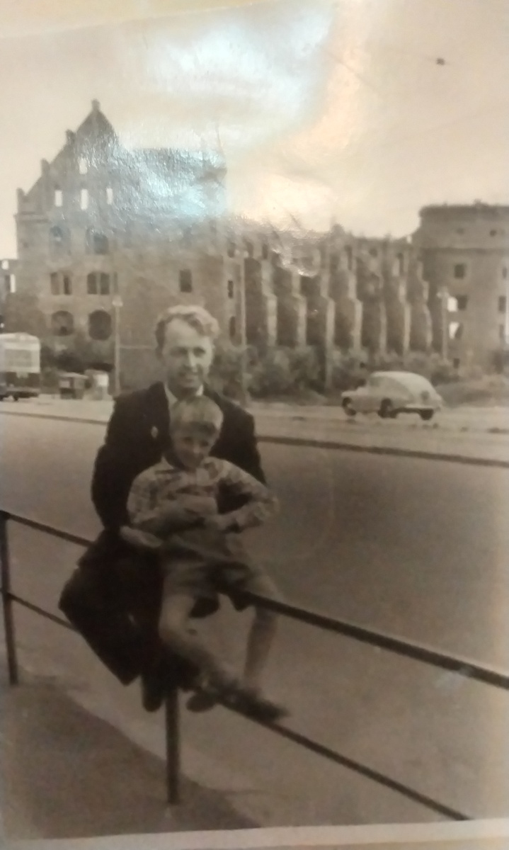 Фото автора. Дед Саша с моим отцом