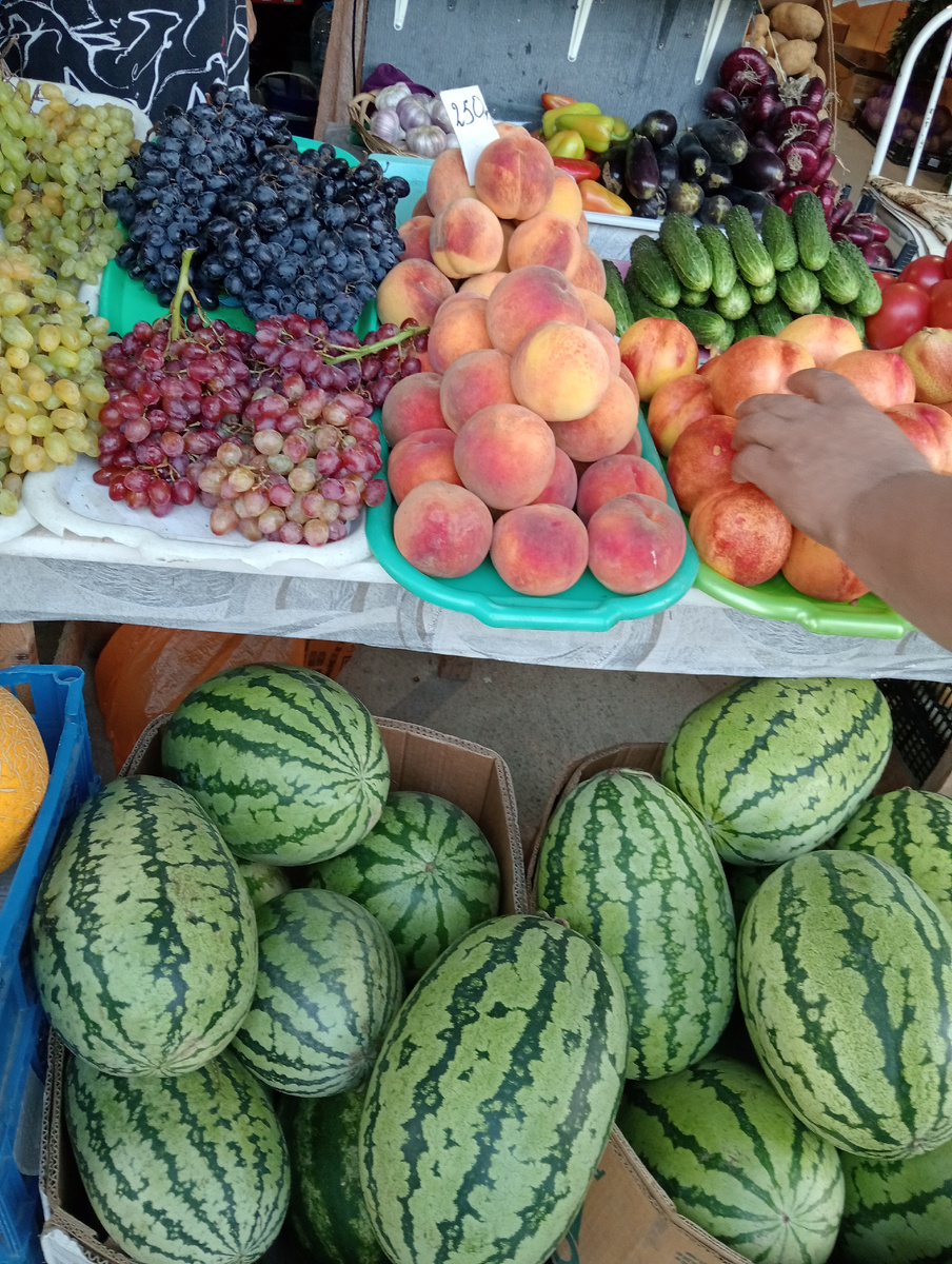 Самый вкусный виноград вот этот, розовый, без косточек 