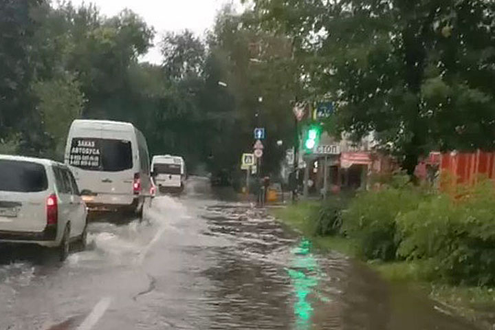 Утро 2 сентября, Абакан, пр. Ленина, перед пересечением с ул.Вяткина. Скриншот видео читателя ИА "Хакасия"
