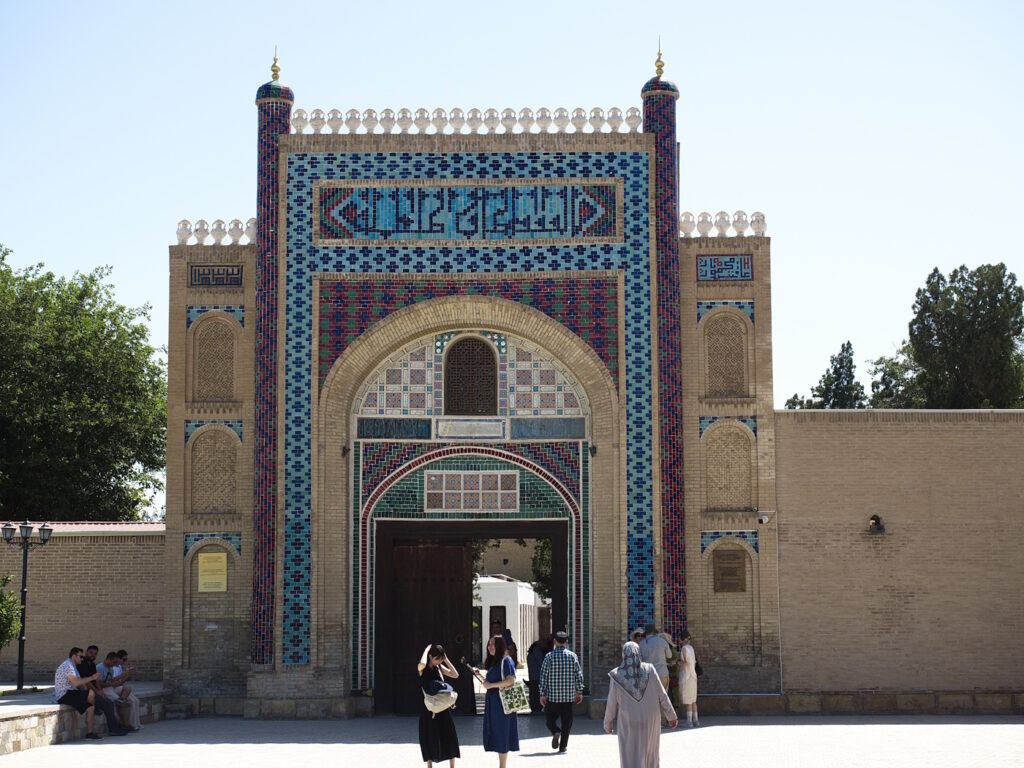 Вход в резиденцию Ситораи Мохи Хоса