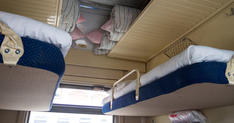 Верняя полка в поезде фото Яндекс