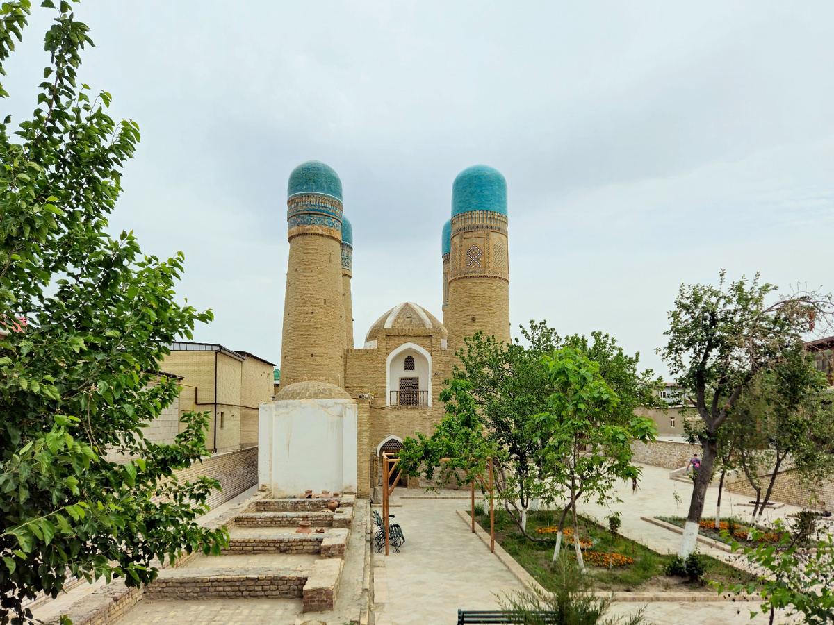 Обязательно посмотреть в Бухаре: медресе Чор Минор 