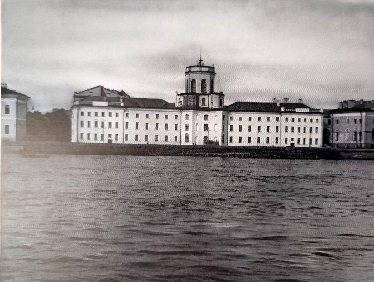 Кунсткамера. До воссоздания верхнего яруса башни