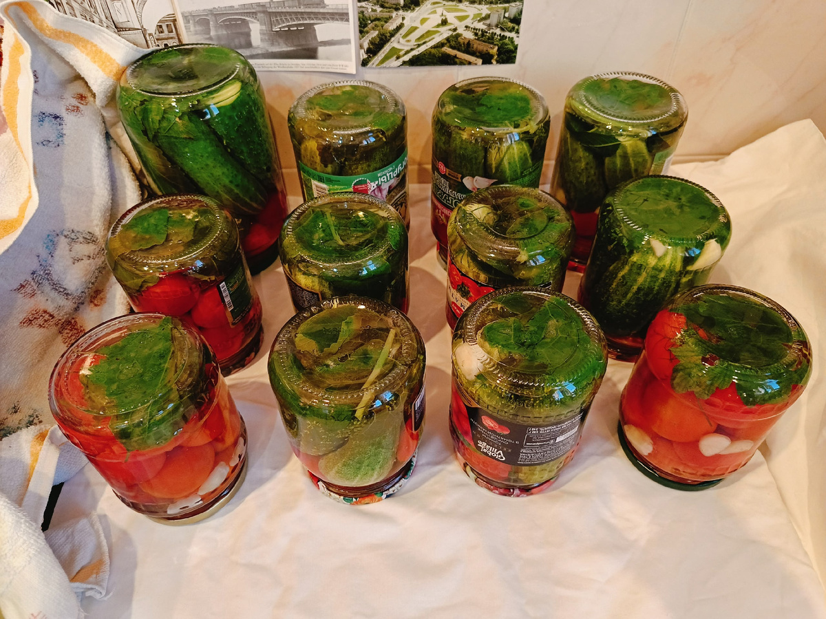 маринованные огурци и помидора