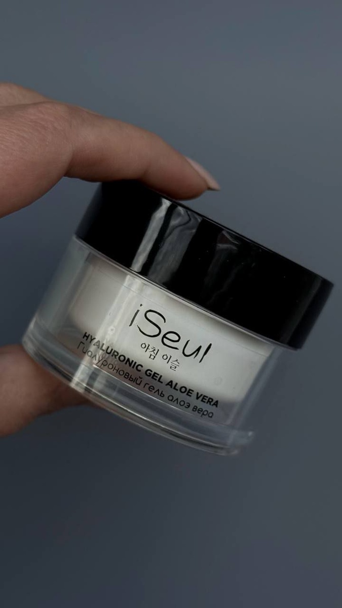 Обезвоженность кожи легко заметить — тусклый цвет лица, стянутость после умывания, первые морщинки.
Это случается не только у сухой, но и у жирной кожи.

Гиалуроновый гель для лица iSeul с алоэ вера создан, чтобы быстро вернуть ощущение комфорта.

Лёгкая тающая текстура впитывается моментально, не оставляя липкости, и наполняет кожу свежестью.

В составе — 80% сока алоэ вера, который успокаивает и помогает восстановлению, и низкомолекулярная гиалуроновая кислота, работающая в глубоких слоях и удерживающая влагу изнутри.

Как можно использовать гель:
•как базу под макияж для ровного тона;
•после солнца или в жаркий день для охлаждения;
•из холодильника — чтобы убрать отёчность и следы усталости;
•после бритья — для снятия раздражения.

Подходит для всех типов кожи, особенно если вы ощущаете сухость или замечаете первые признаки возрастных изменений.

Попробуйте добавить этот гель в свой ежедневный уход — и убедитесь, что лёгкое средство может давать по-настоящему сильный результат.