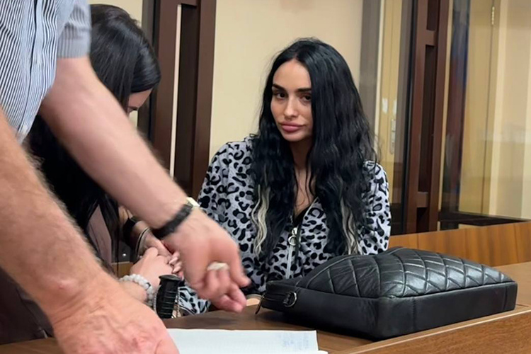В первый день в суд доставили 27-летнюю Аделину Салямову
Фото: «БИЗНЕС Online»