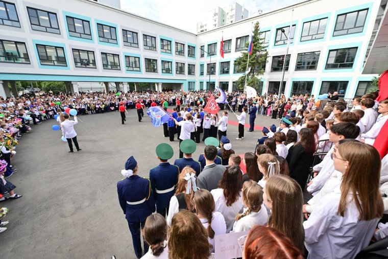 В Москве линейки для не первоклашек прошли внутри школ. Фото: Киселев Сергей /Агентство «Москва»