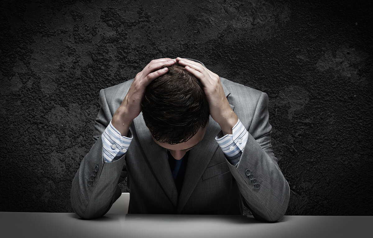 Тема очень специфичная. Под процессом самоосуждения понимается, то психическое состояние, которое было запущено в результате сильных переживаний, и, которое продолжают жить в душе, так и не завершившись. Я не психолог, но побеседовав со знакомыми психологами, мне удалось понять некоторую суть проблемы. Оказывается, это очень важная тема. Многие знают, что все происходящее в нашей душе, очень влияет на наше отношение к жизни, повседневное настроение и, даже здоровье.
Незавершенность некоторых, причиняющих страдания, психических процессов, таких как самоосуждение, губит потенциал и взрослых и детей. Для ясности приведем несколько примеров.
Курьезных и трагических случаев по всему миру, в семьях, на работе, происходит немало. Допустим, ребенок играл со спичками на даче, и дача сгорела вместе с вещами. Естественно, от взрослых он получит такой «урок», который запомнит на всю жизнь, ведь беда очевидна. Проблема в том, что впоследствии ребенок будет винить себя всю жизнь, став уже взрослым человеком. Конечно психика у всех разная. Некоторые в таких случаях, абсолютно не винят себя. Но, как быть, если чувство вины - это процесс, запущенный однажды, ходящий по кругу, и не имеющий конца?
Рассмотрим другой, вполне реальный эпизод. Маленький внук гостит у бабушки в деревне. В частном доме они одни. Бабушке становиться плохо, таблетки не помогают, начался сердечный приступ. Внук слышит, как бабуля, что-то бессвязно бормочет ему про звонок по телефону. Внучок обеспокоен, но из-за малолетства и растерянности, он не может правильно позвонить в скорую помощь. Случается трагедия. Естественно, ребенок не осознает до конца, того, что произошло, да он и не виноват. Но, с годами, повзрослев, он нечаянно слышит эту историю от кого-то из родственников. И тогда вы понимаете, что с ним происходит. Он ощущает себя виновным в смерти близкого человека.
