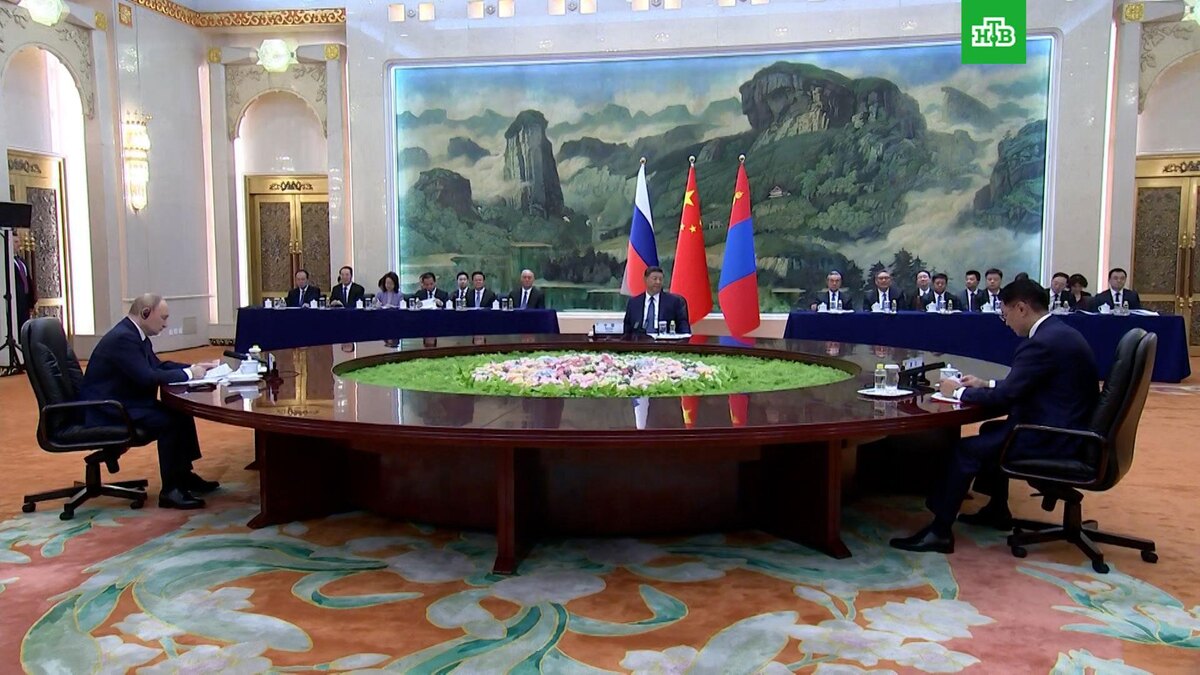    Путин проводит в Пекине переговоры с лидерами Китая и Монголии