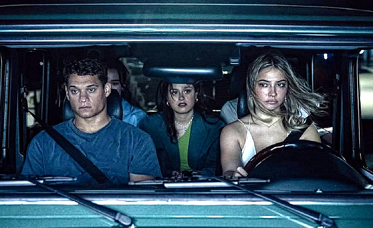 - Ну чего приуныли? Раз водки нет, давайте, что ли, песню споём? - Давай... "Вот умру я, умру / Похоронят меня / И никто не узнает / Где могилка моя..."