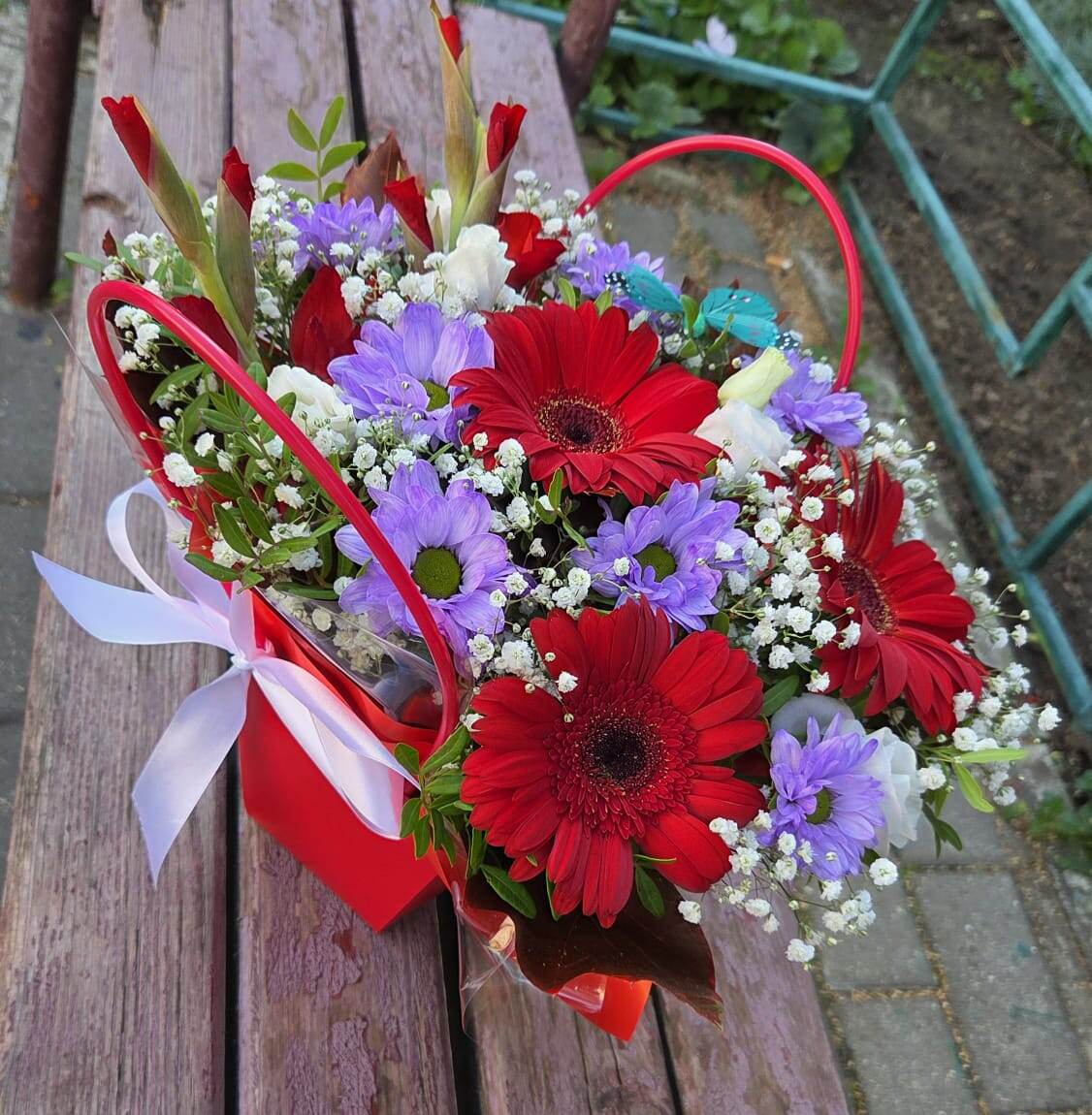 Букет классному руководителю от нашего класса. Фото из родительского чата.