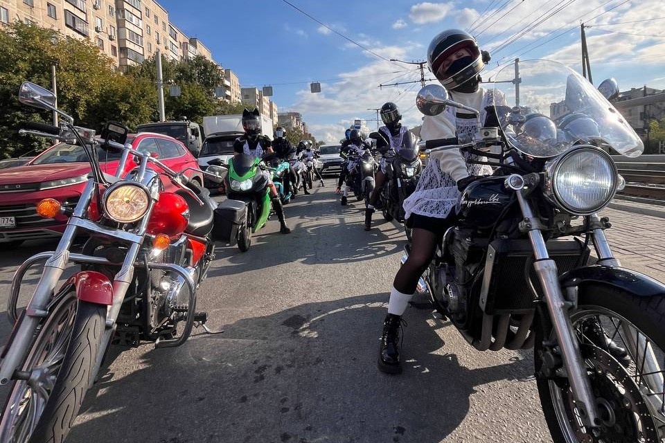    Участницы мотозаезда надели ностальгические переднички и сорвали аплодисменты водителей. Предоставлено "Комсомолке"