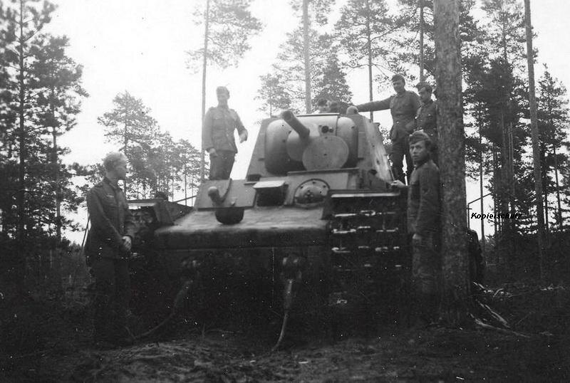 Трофейный танк КВ из 8-й танковой дивизии Группы армий "Север" под номером 26