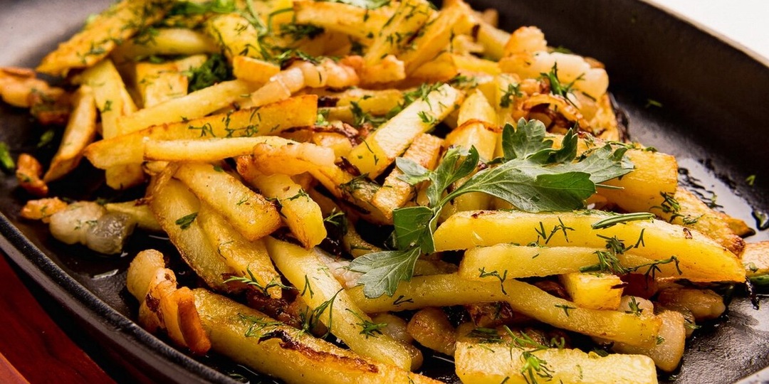 Жареный картофель с чесноком и зеленью — простой и ароматный рецепт.