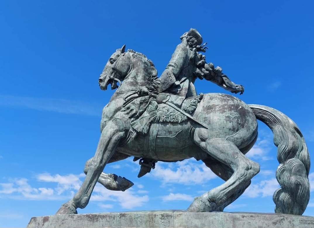 Думал какое поставить фото в заголовок и выбрал это. Галопом по Европам)