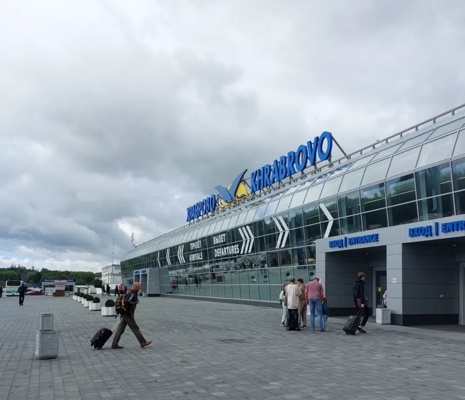 Прилёт в аэропорт Храброво. Тогда это можно было сделать чуть быстрее и полёт занимал меньше времени.