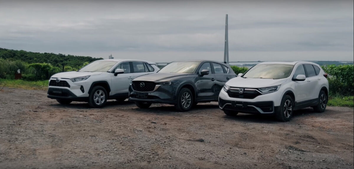 Toyota RAV4, Mazda CX-5 и Honda CR-V. Источник: скриншот из VKвидео канала «Япония Транзит»