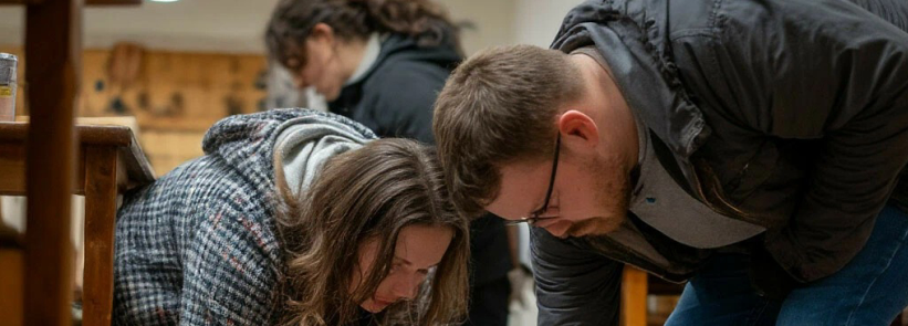 ❓ Надо ли проводить повторно первичные инструктажи, если утерян журнал, в котором они были зафиксированы?

✅ Результаты инструктирования оформляются согласно требованиям Правил № 2464. Вместо обычного журнала с 1 сентября 2022 года можно завести другие документы, в частности, личные книжки сотрудников. Журнал должен храниться не менее 45 лет. При утере журнала нужно документально зафиксировать этот факт и оформить новый документ.

✅ Если работник прослушал первичный инструктаж, а подтверждающий этот факт журнал утрачен, при наличии оснований, изложенных в п. 16 Правил № 2464, необходимо организовать именно повторный либо внеплановый инструктаж. Первичное инструктирование выполняется при трудоустройстве либо переводе на другую работу.

📞 Запишитесь на обучение по тел. +7 912 991 90 90