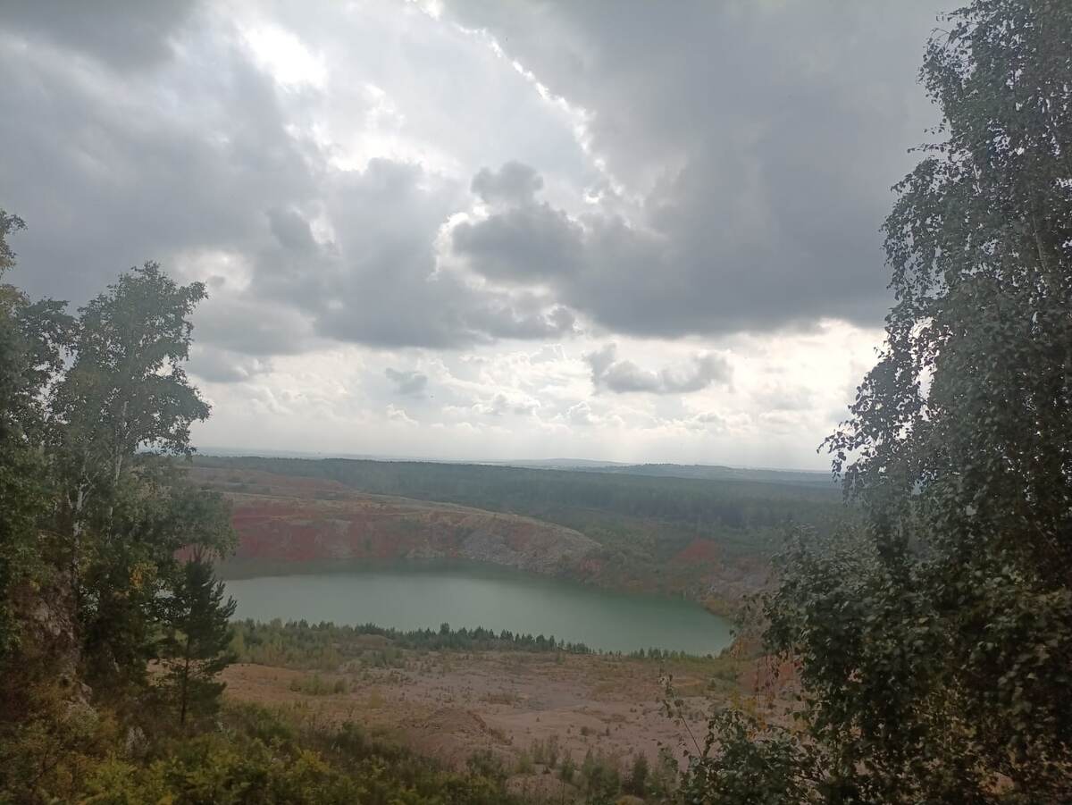 На пол пути к воротам специально свернули на слабо протоптанную тропинку, которая привела к концу отвала, вся разработка велась на противоположной стороне. Мы и туда дойдём, но позже.