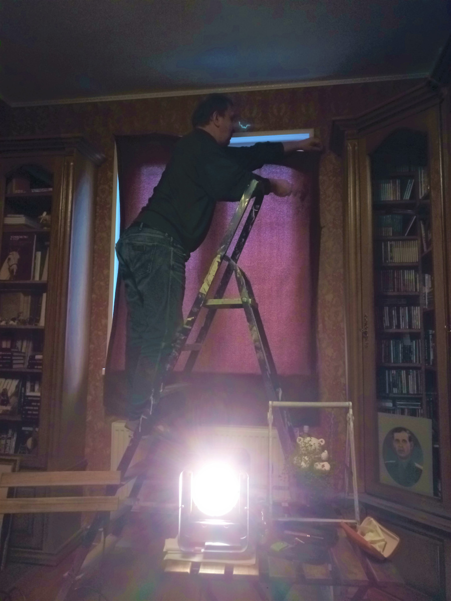 Снимала впопыхах, зато виден старый советский осветительный прибор