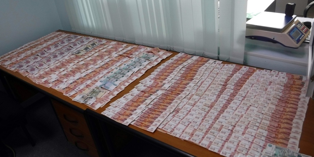 В Сургуте семейная пара пыталась вывезти нелегально более 1,5 млн рублей за рубеж