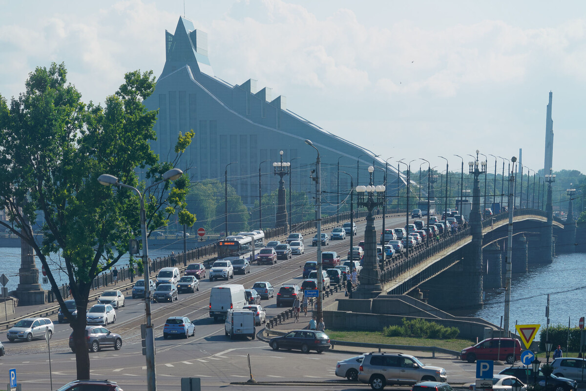 Каменный мост через Даугаву и здание Национальной библиотеки в Риге © Sputnik