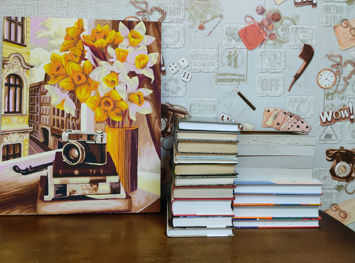 Новые книги на фоне новой картины (мой первый опыт рисования по номерам)