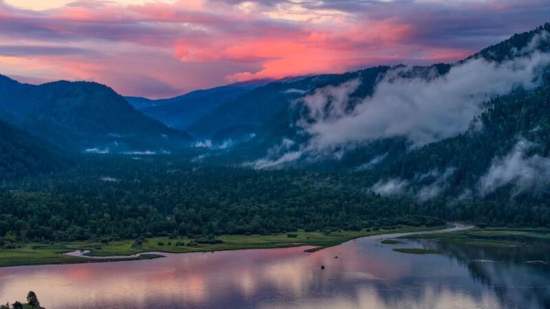     Закат на Телецком озере. Роман и Татьяна Воробьевы