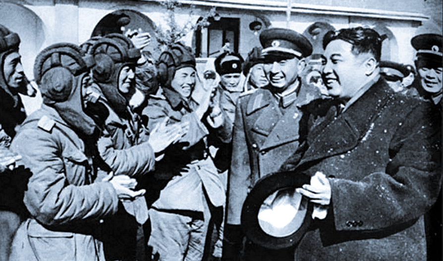 Северокорейский лидер Ким Ир Сен приветствует союзников – китайских танкистов.