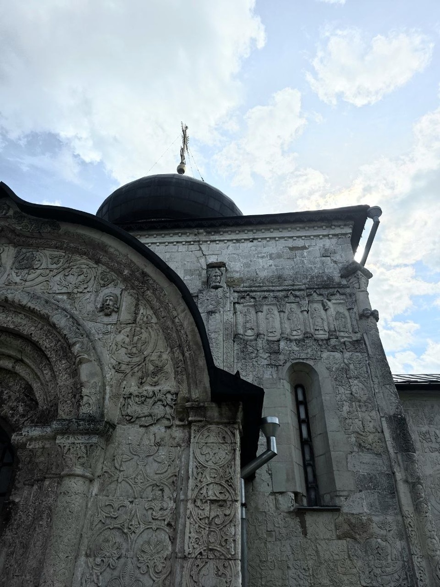 Георгиевский собор в Юрьеве-Польском построил князь Святослав Всеволодович в 1230–1234 годах. По утверждению Тверской летописи, он выступал в качестве архитектора и руководил строительной артелью.