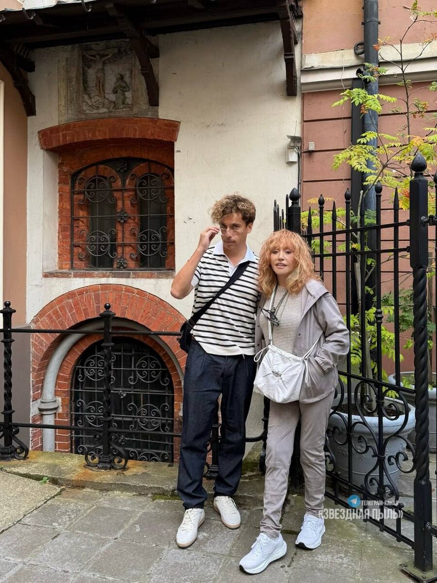 Алла Пугачева в мятых узких брюках и "мышиной" куртке с Максимом Галкиным*. Фото: соцсети