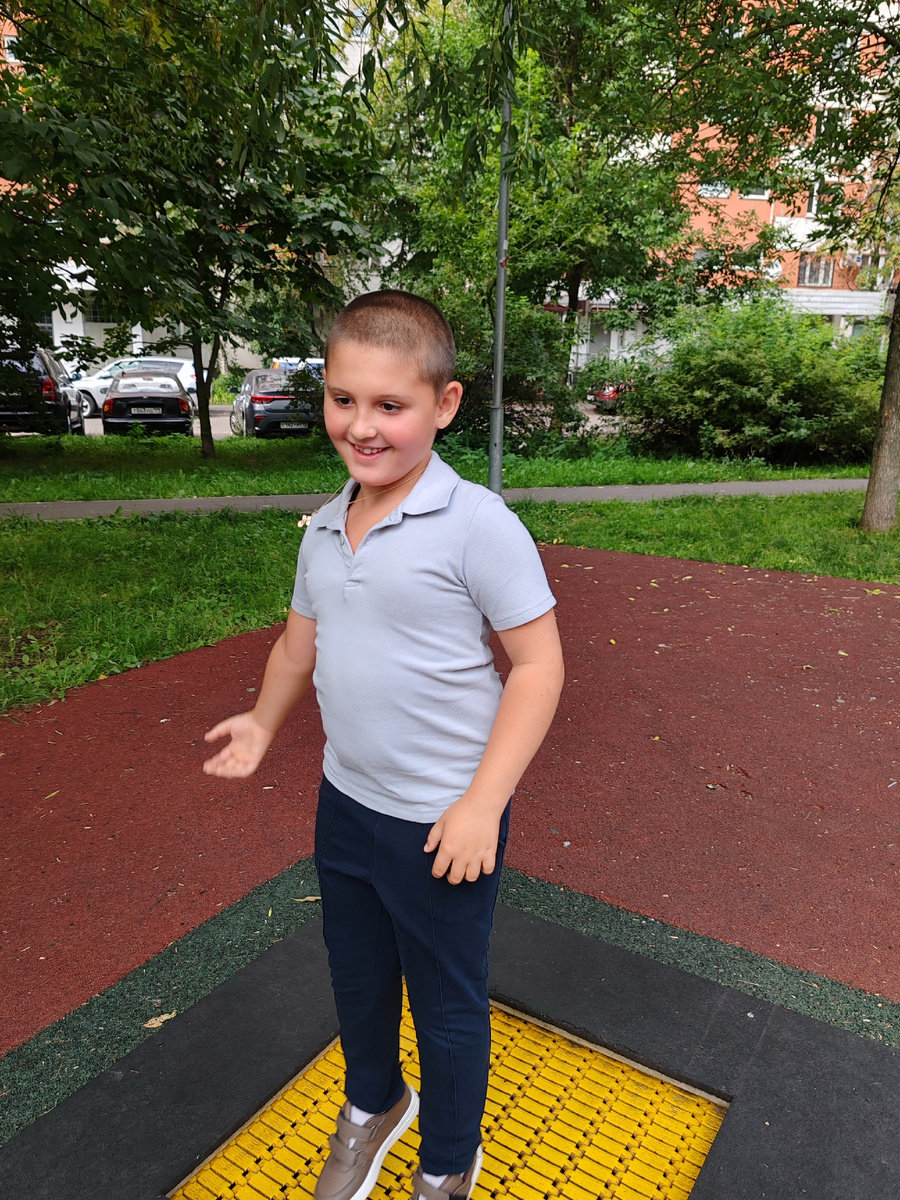 Скачет вот на таких батутах