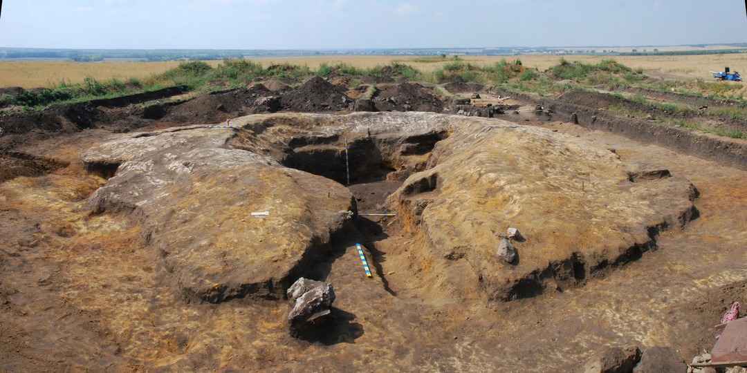 В древнем захоронении в Оренбургской области обнаружили уникальную шкатулку из Древнего Египта. Такого раньше не находили