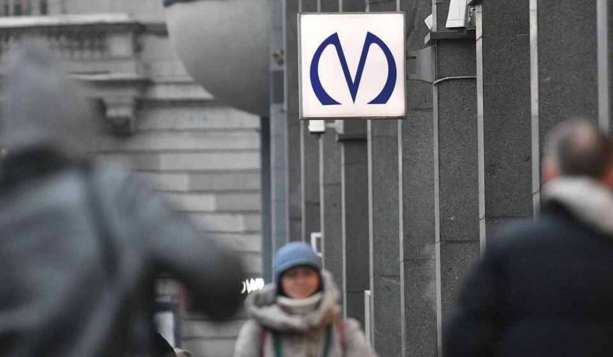     Знак метро в Петербурге. Источник: kp.ru Автор фото: Алексей Булатов