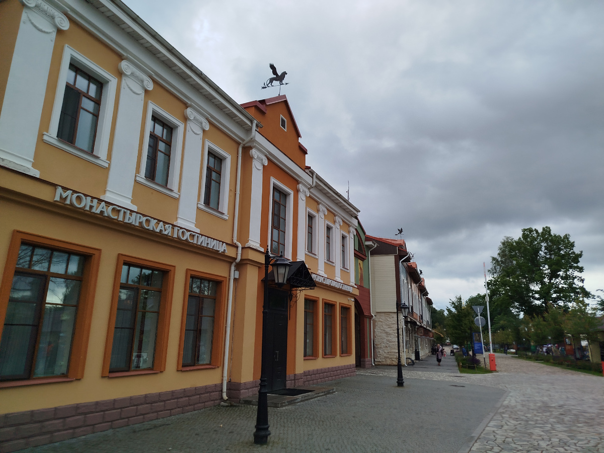 В центре городка