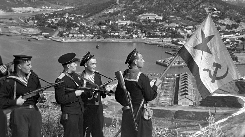     С начала 1945 года союзники по антигитлеровской коалиции стали уговаривать руководство СССР вступить в войну против Японии. На Ялтинской конференции Иосиф Сталин дал согласие на начало боевых действий против официального Токио после разгрома Третьего рейха РИА Новости