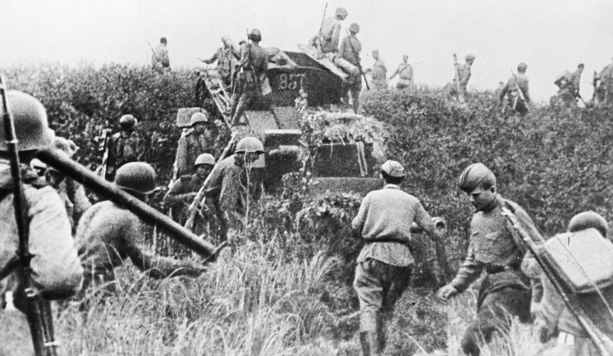    8 августа 1945 года советское правительство уведомило Японию, что со следующего дня Москва и Токио будут находиться в состоянии войны. 9 августа советские войска начали масштабное наступление на позиции Квантунской армии / РИА Новости