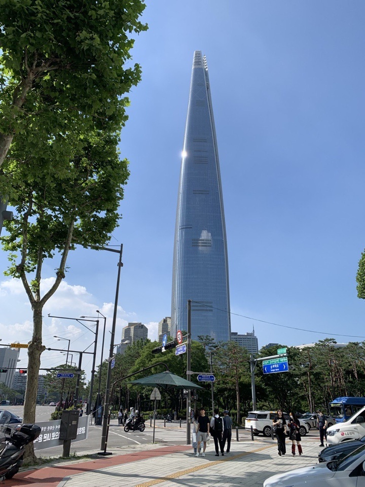 Летний тент от жары на пешеходном переходе рядом с Lotte World, июнь