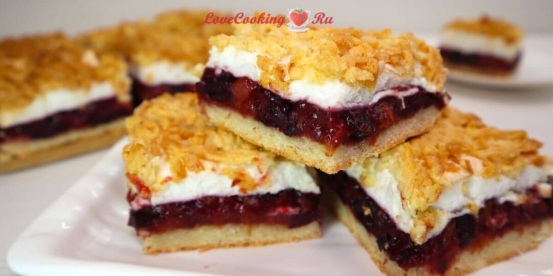 Пирог со сливами и меренгой