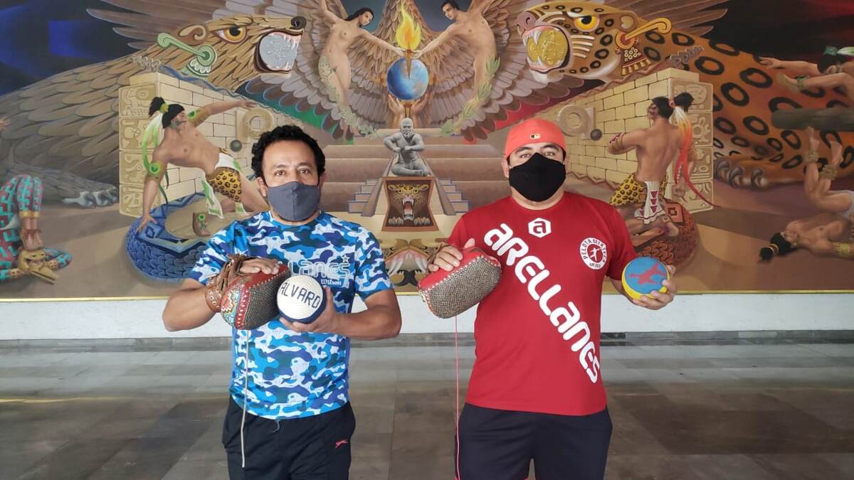 Играки в  Pelota Mixteca